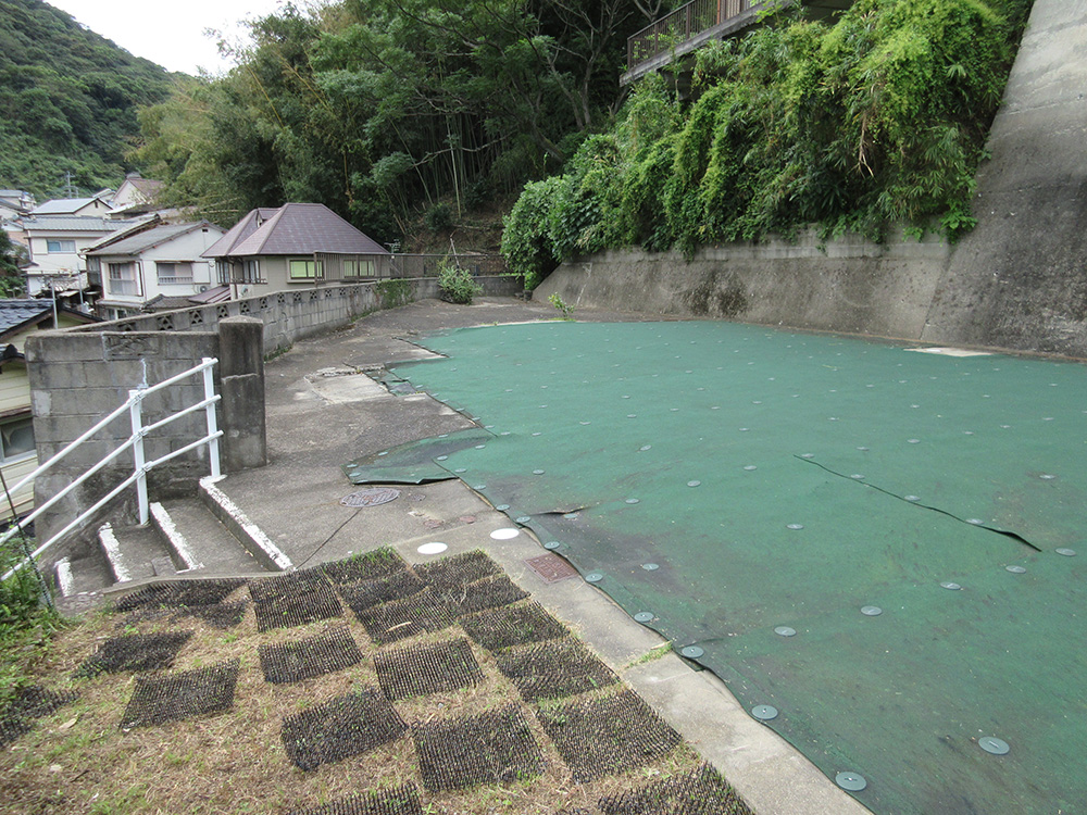 【売買】バス停に近い斜面地の宅地の画像2