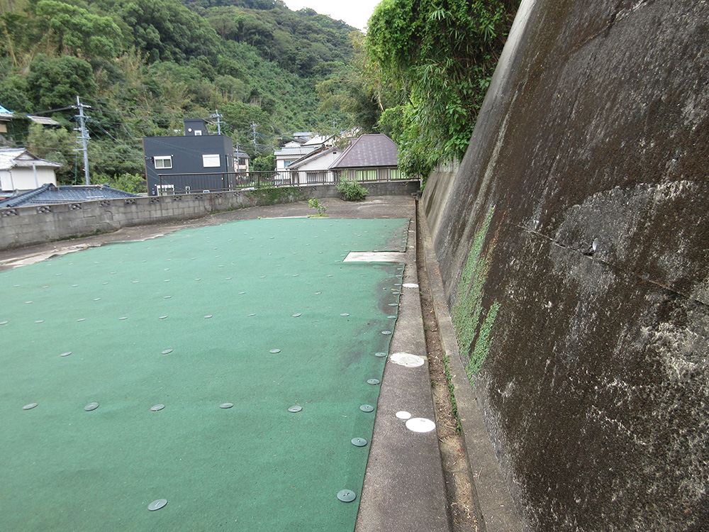 【売買】バス停に近い斜面地の宅地の画像3