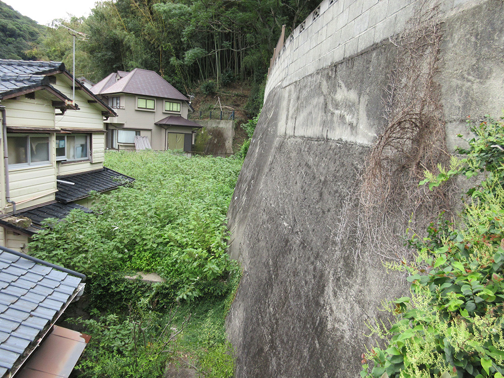 【売買】バス停に近い斜面地の宅地の画像6