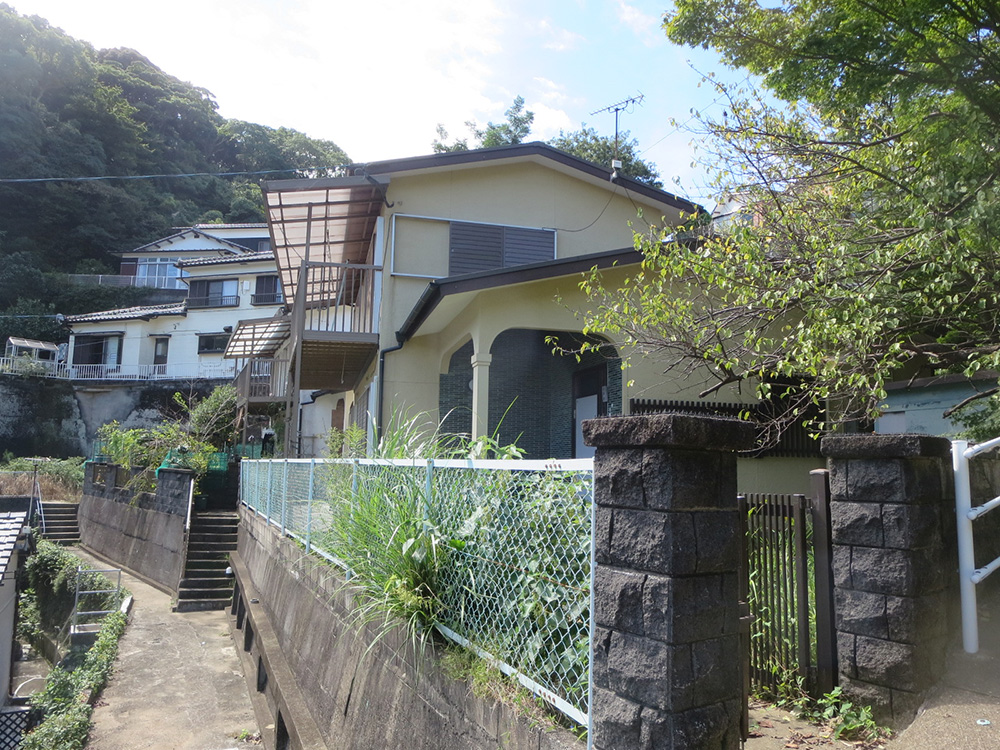 【売買・賃貸ともに可】戸町小学校近くの高台の2階建の画像1