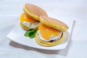 びわのパンケーキサンド
