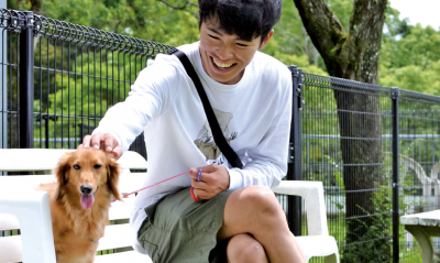 犬を愛でている様子
